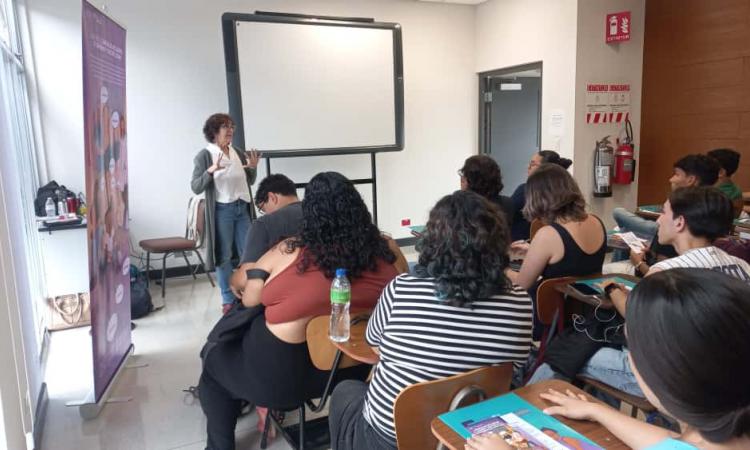 Capacitación a estudiantes y docente