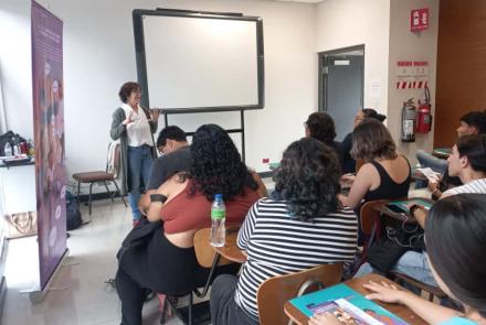 Capacitación a estudiantes y docente